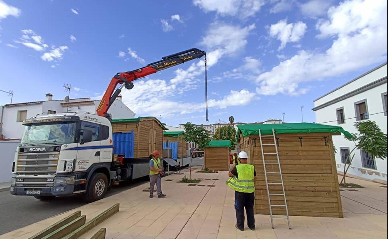 Nace el Mercado Ecológico 'Huerta de los Tratos' con puestos de venta de madera