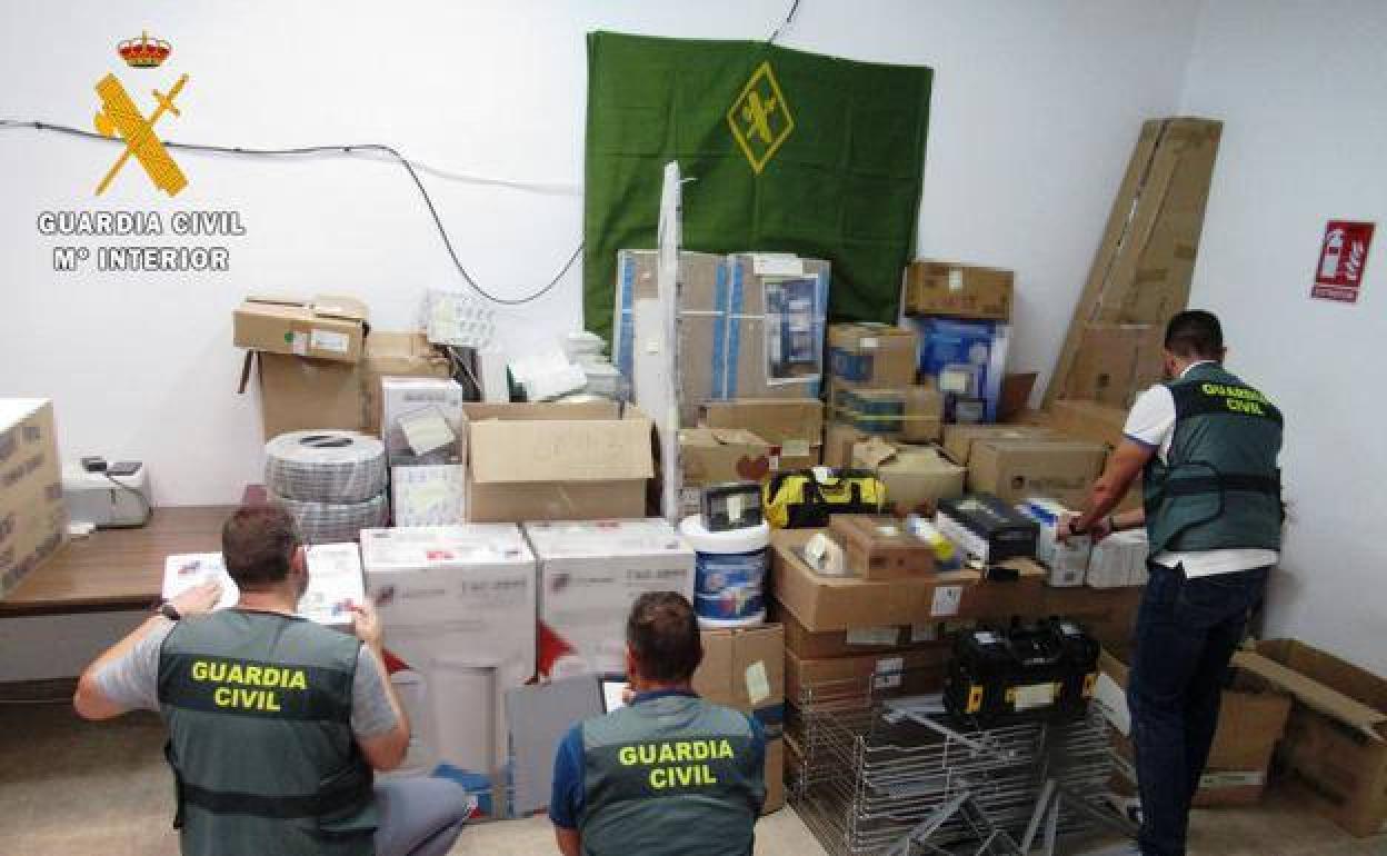 Material incautado al detenido en Olivenza. 