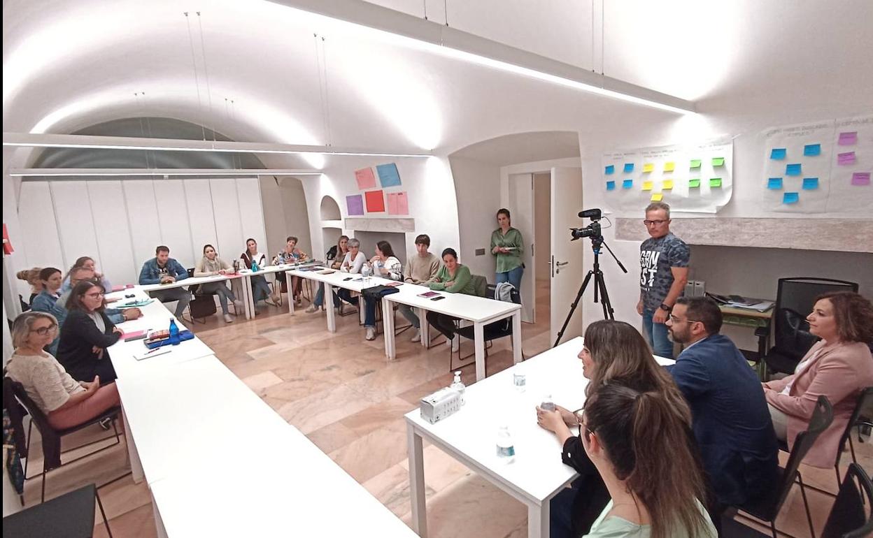 Instalaciones de la Universidad Popular en la que se desarrolla la Lanzadera en la visita de hoy. 