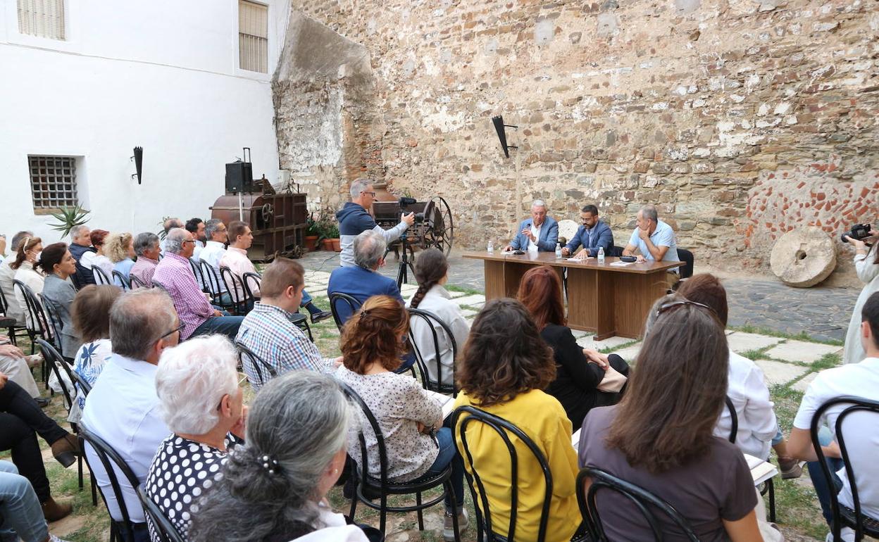 Asistentes al acto de presentación en el patio de armas del Castillo.