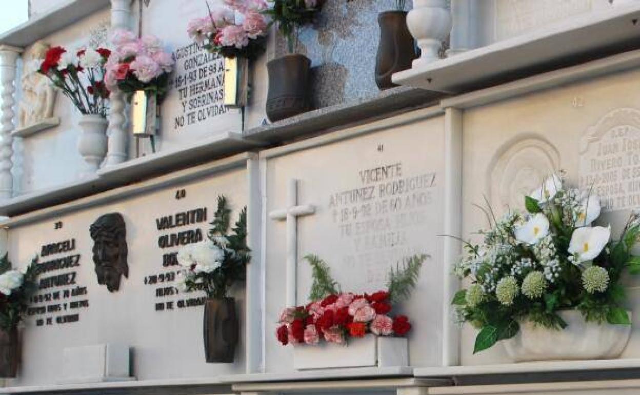 El cementerio abre durante trece horas ininterrumpidas por las festividades de los Difuntos y los Santos
