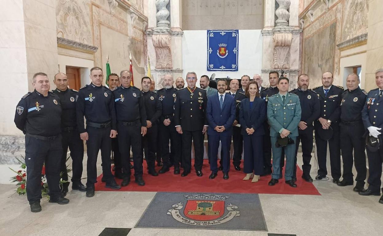 Foto de los agentes presentes en el acto.