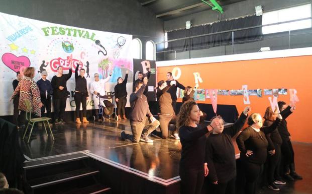 Los usuarios y monitores de Plena Inclusión Olivenza protagonizaron un emocionante Festival Artístico