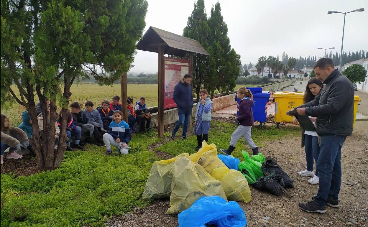 Escolares de CRA La Raya en la jorndad.