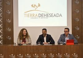 Beatriz González, presidenta de ADERCO, el diputado deTurismo, Manuel J. González y Javier Sánchez, de la empresa Innode.