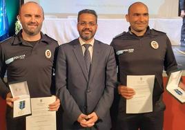 Los agentes condecorados acompañados del regidor oliventino.