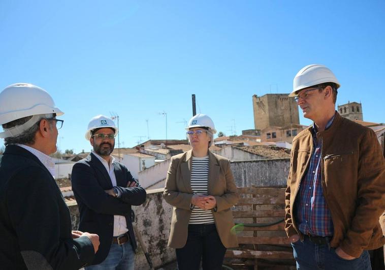 La consejera Iglesias y el regidor González en su visita a una de las viviendas en obras.