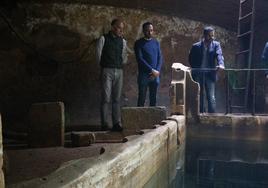 El secretario general, el director de las obras y el rgidor oliventino visitaron la Fuente.