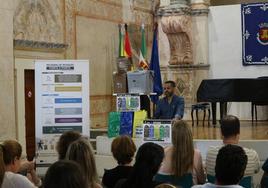 El regidor en una de las reuniones informativas llevadas a cabo.