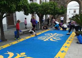 Elaboración de una alfombra de sal en Olivenza, imagen de archivo.