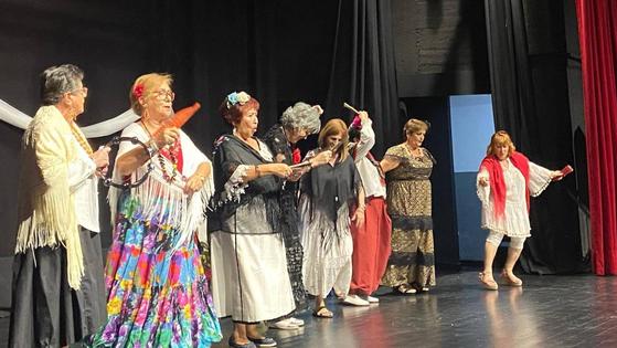 El grupo de teatro de mayores puso en escena 'Lorca, recital poético y musical'