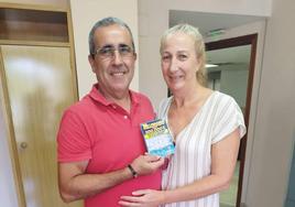 Castori posa feliz junto a su marido y el rasca premiado.