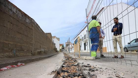 Se acometen obras de mejora del abastecimiento en la C/ Olivo de San Benito de la Contienda