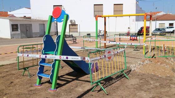 Se está renovando el parque infantil de la barriada de Los Naranjos