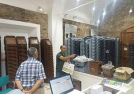 Entrega del material necesario para realizar la separación de residuos.