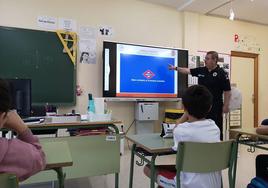 El agente lleva más de 3.000 horas de clases de seguridad vial.