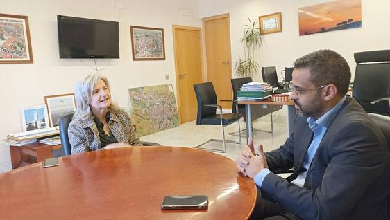 El alcalde recibe en la Alcaldía a la consejera de Cultura Victoria Bazaga