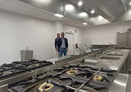 El regidor supervisó la instalación de la nueva cocina.