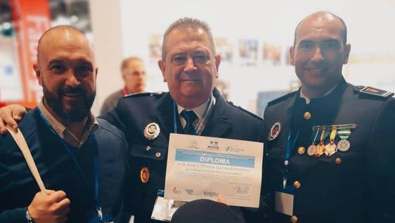 El agente oliventino José Joaquín Olivera recibe la 'Medalla de Plata de la Educación Vial'