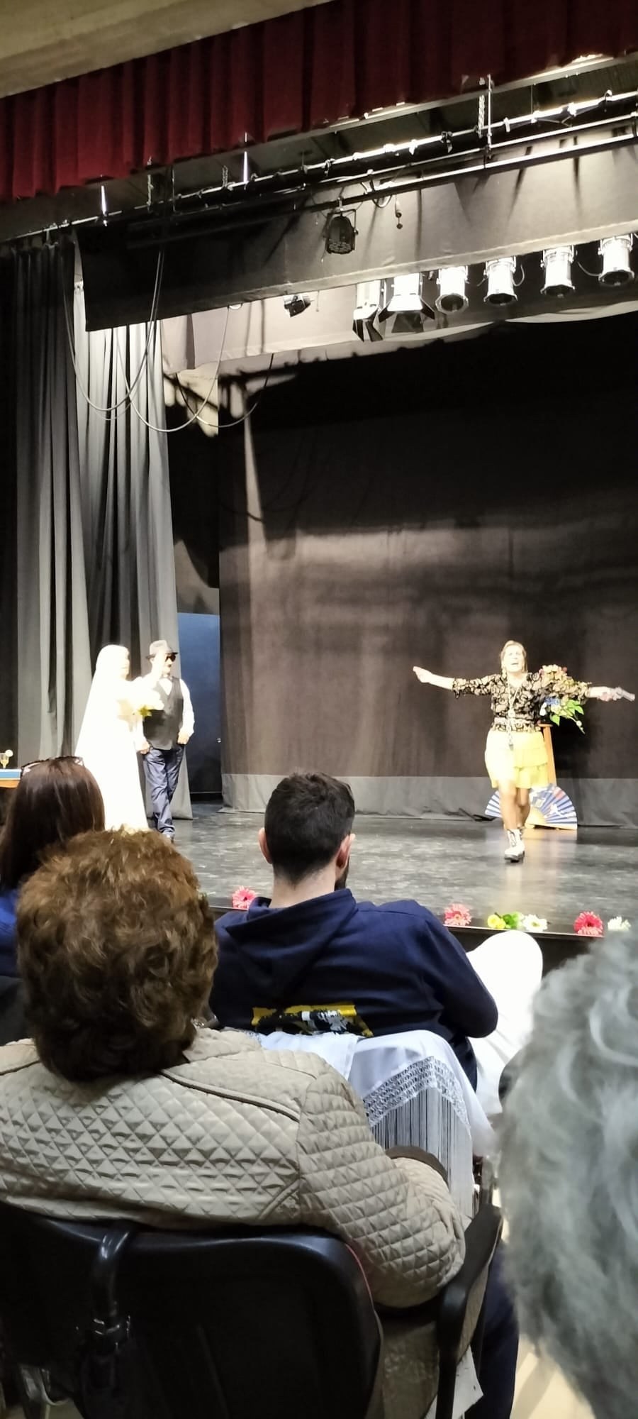 Las artistas del Hogar de Mayores lo dan todo en la Gala Musical 'Fantástica Fiesta'