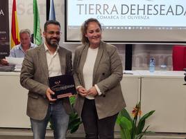 El regidor recibió el distintivo de La Feria del Toro de manos de la presidenta de Aderco.