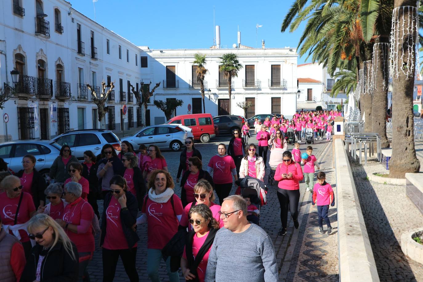 La IX Marcha Solidaria contra el Cáncer de Mama tiñó de rosa las calles oliventinas