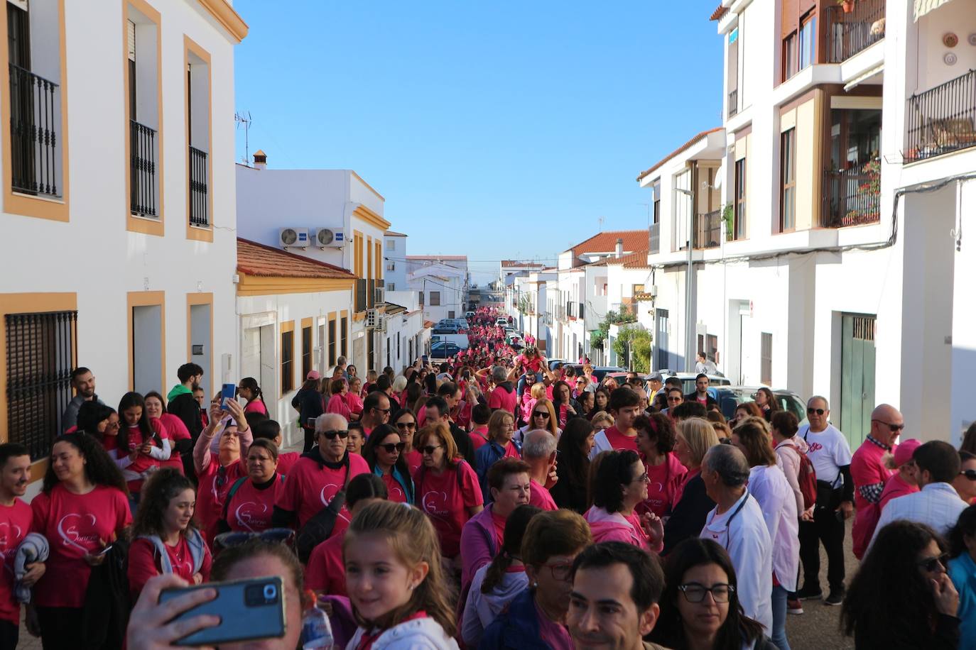 La IX Marcha Solidaria contra el Cáncer de Mama tiñó de rosa las calles oliventinas