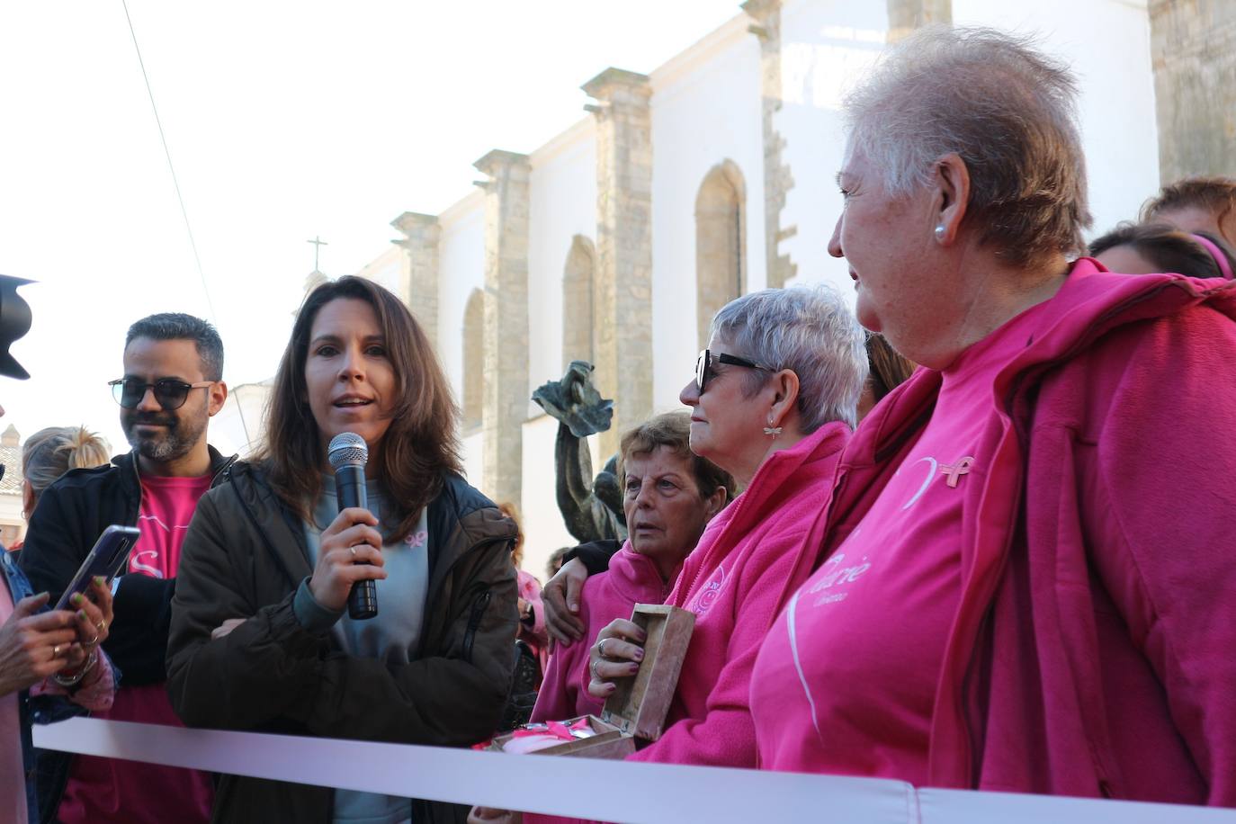 La IX Marcha Solidaria contra el Cáncer de Mama tiñó de rosa las calles oliventinas