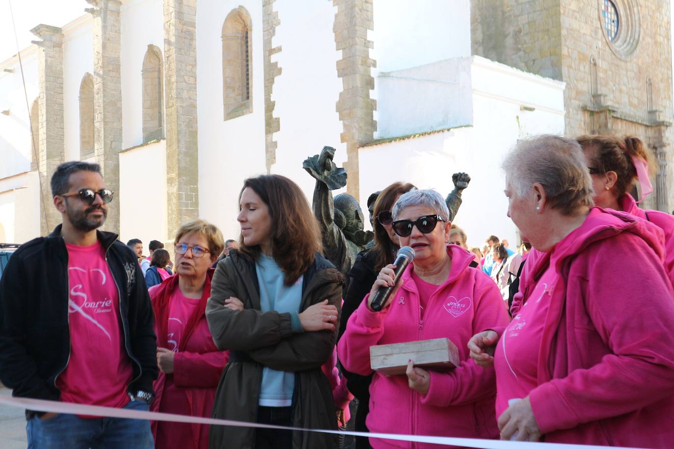 La IX Marcha Solidaria contra el Cáncer de Mama tiñó de rosa las calles oliventinas