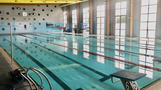 Prosigue la adecuación de la piscina climatizada para su reapertura