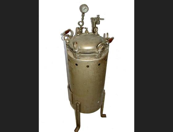 Un curioso autoclave de farmacia es la pieza de diciembre del Meegs