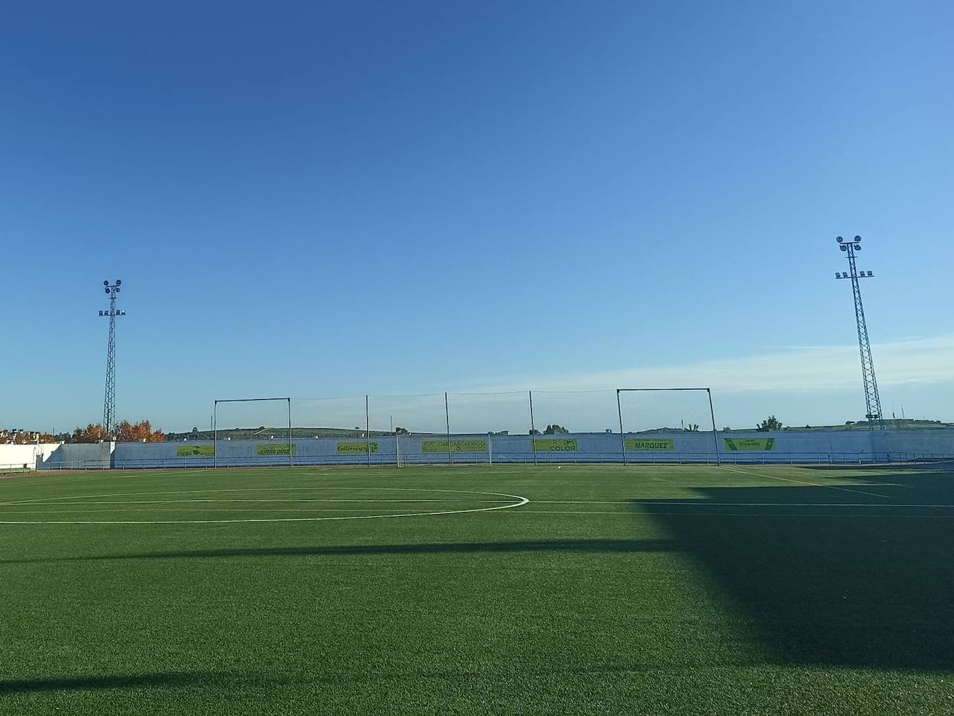 Los nuevos focos del campo de fútbol de césped ya están operativos