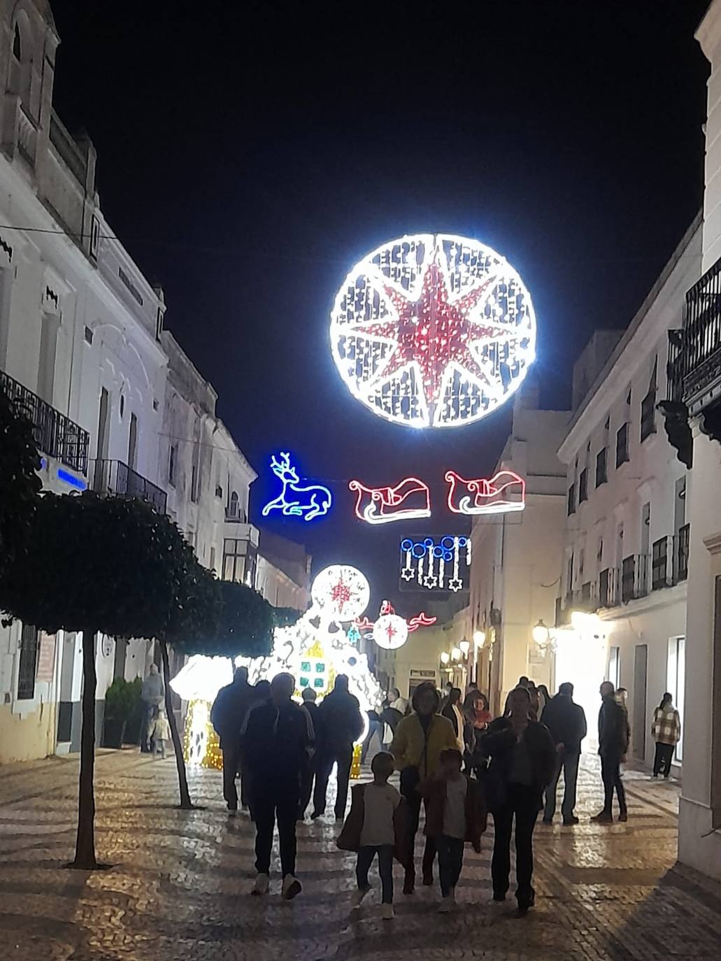 La magia de las luces de Navidad llegó entre música, bailes y nieve