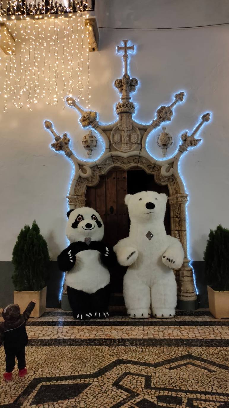 La magia de las luces de Navidad llegó entre música, bailes y nieve