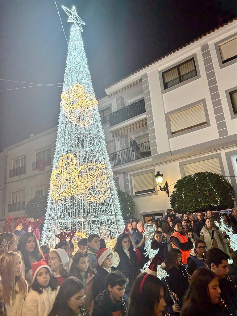 La magia de las luces de Navidad llegó entre música, bailes y nieve