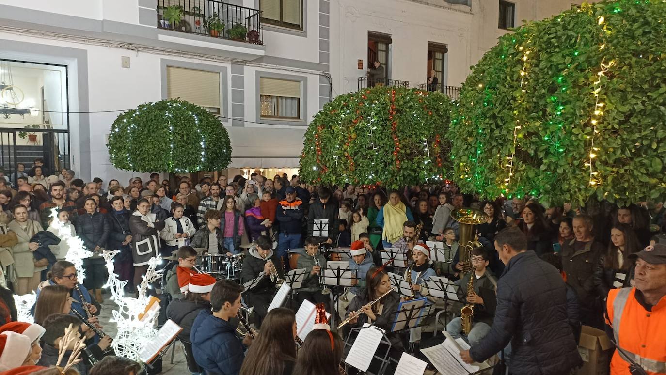 La magia de las luces de Navidad llegó entre música, bailes y nieve