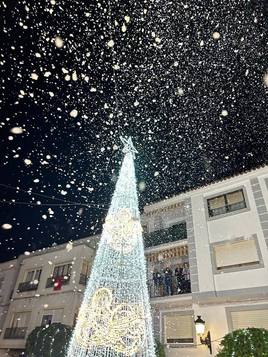 La magia de las luces de Navidad llegó entre música, bailes y nieve