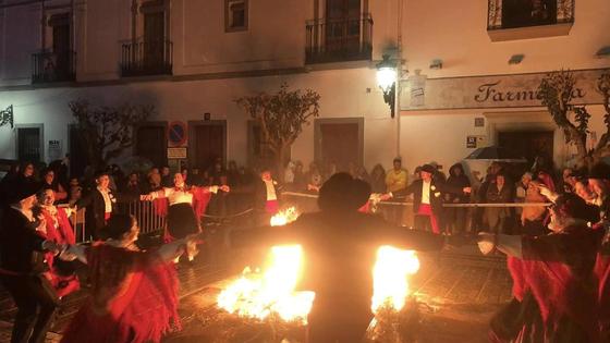 Los integrantes de 'La Encina' volvieron a espantar a los malos espíritus con sus bailes, a pesar de la lluvia