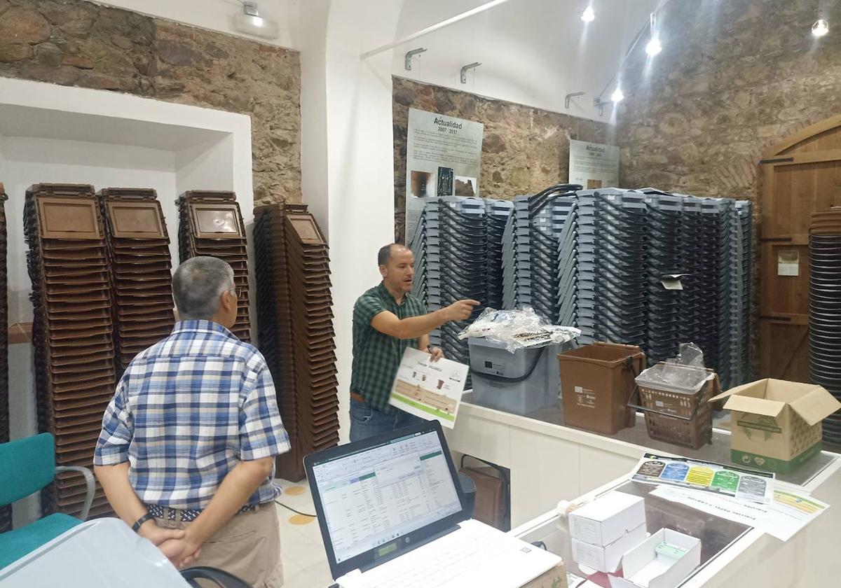 El técnico de Medioambiente exolicando el sistema.