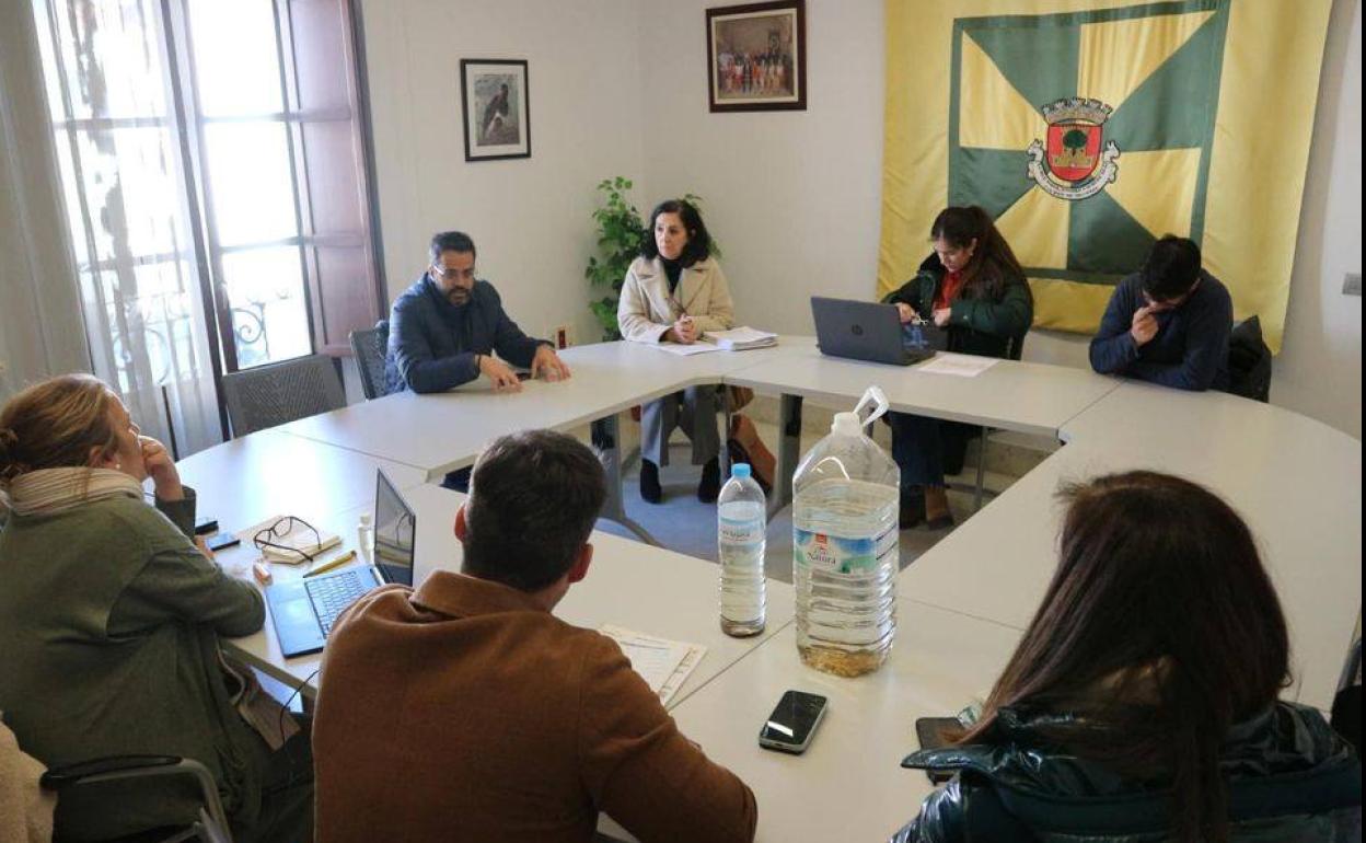 El Ayuntamiento aborda el problema del agua turbia en el suministro