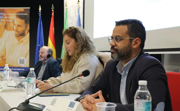 Gonzalo, director general de Política Agraria Comunitaria de la Junta de Extremadura, Beatriz González, presidenta de ADERCO y González, alcalde de Olivenza. /CEDIDA