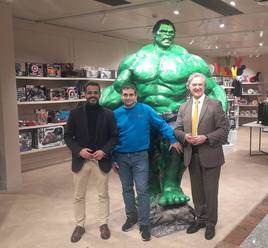 El regidor y el artista del museo junto a la figura de Hulk.