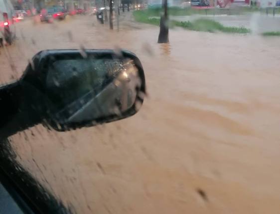 Debido a las lluvias los bomberos del CPEI rescataron a una persona en San Francisco de Olivenza