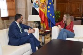 El regidor se reunió con la presidenta de la Junta de Extremadura.