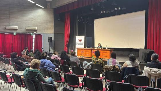 Ana de Miguel ofreció la charla 'Comprender lo incomprensible: el aprendizaje cultural de la violencia sexual'
