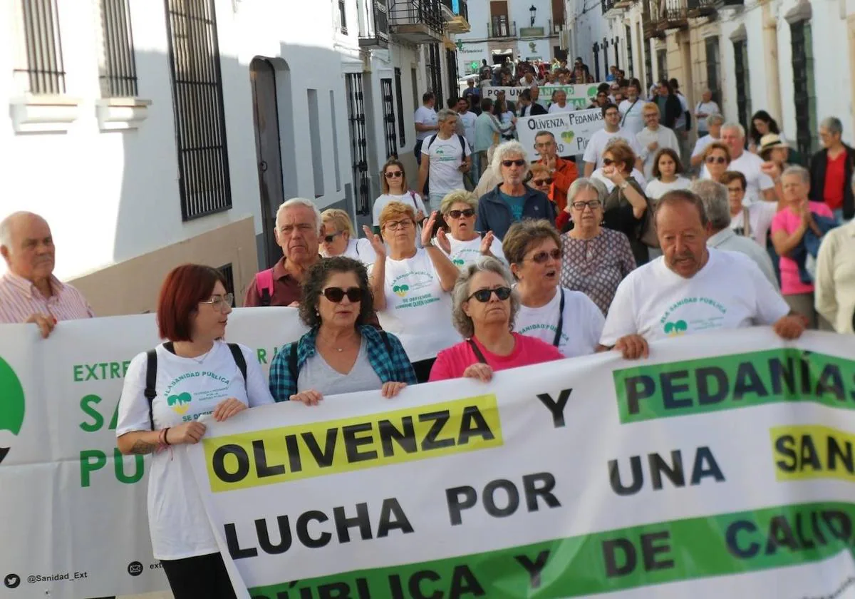 Más de doscientos vecinos se manifestaron en octubre del 2023 por una sanidad pública mejor en Olivenza.