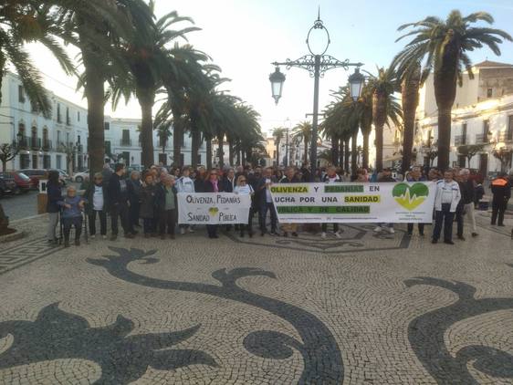Unos cien vecinos se han concentrado en defensa del Servicio Público de Salud
