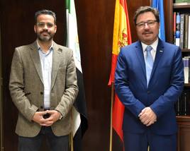 El regidor y el consejero de Economía, Empleo y Transformación Digital de la Junta de Extremadura.