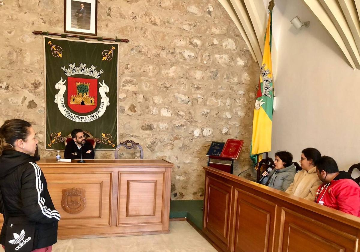 El regidor recibió a los ususarios en el Salón de Plenos.