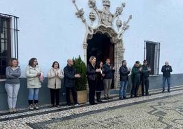 Autoridades y trabajadores han secundado el minuto de silencio.